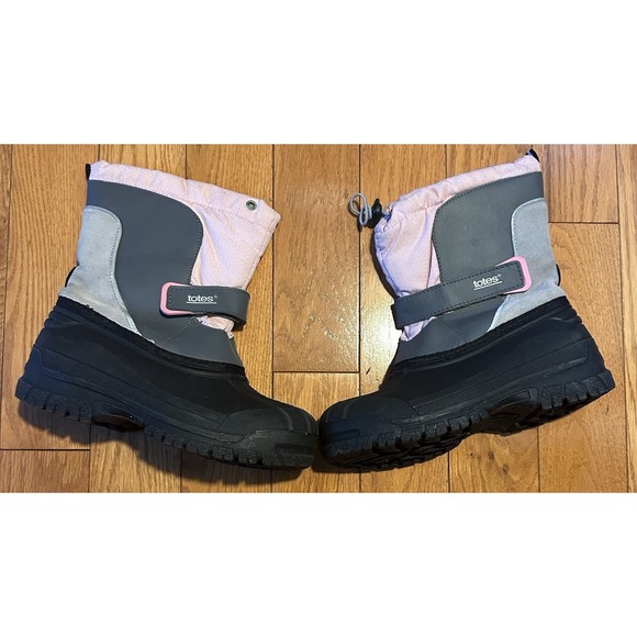 totes Other - Totes girls' waterproof winter snow boots in pink and black Size 3